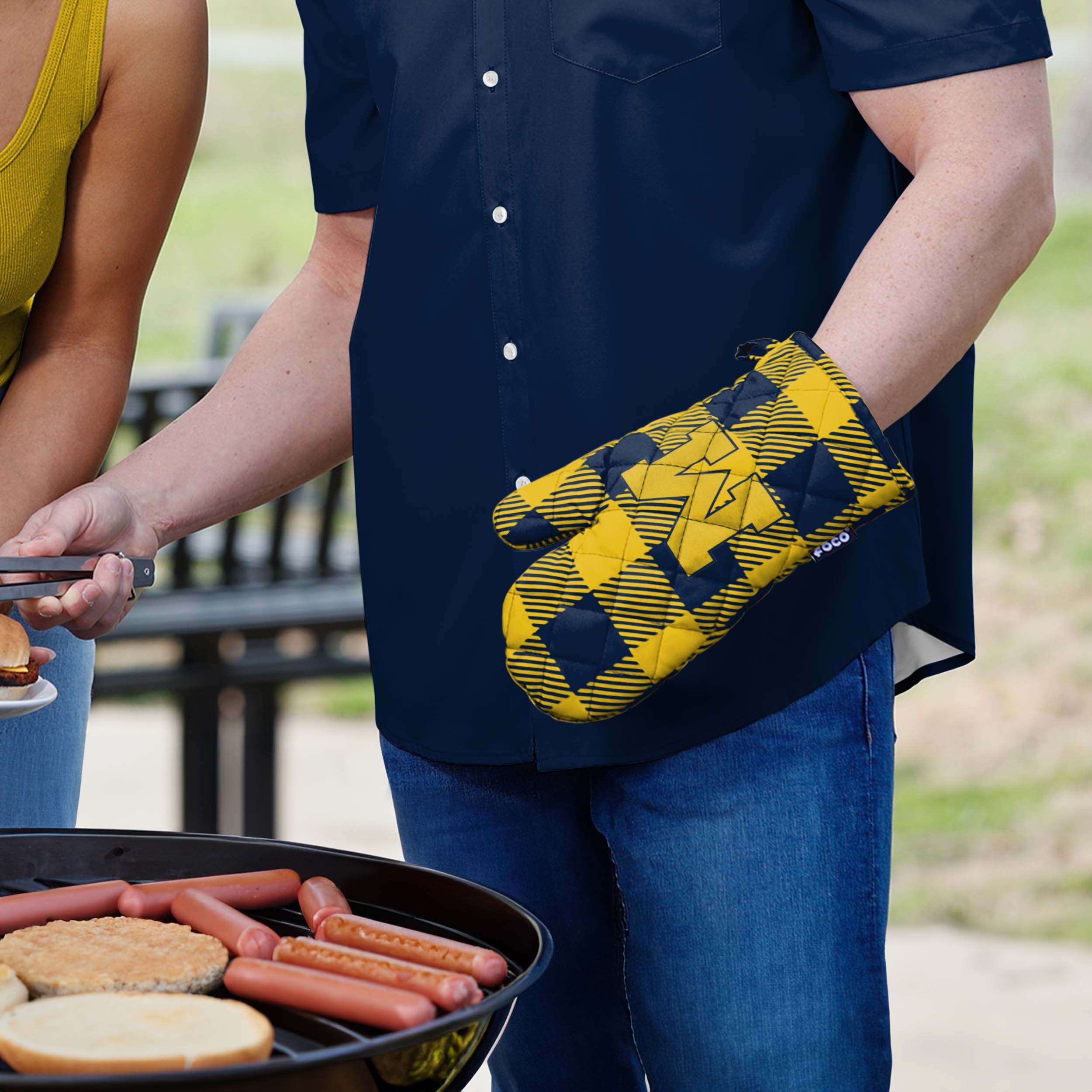 Michigan Wolverines Plaid Oven Mitt - Image 3