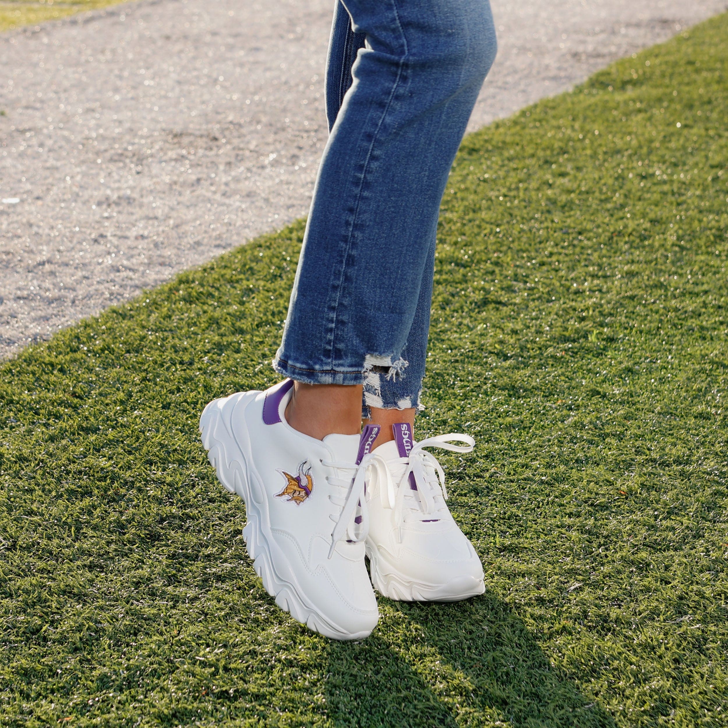 Minnesota Vikings Womens Glitter Big Logo Vintage White Chunky Sneaker - Image 3