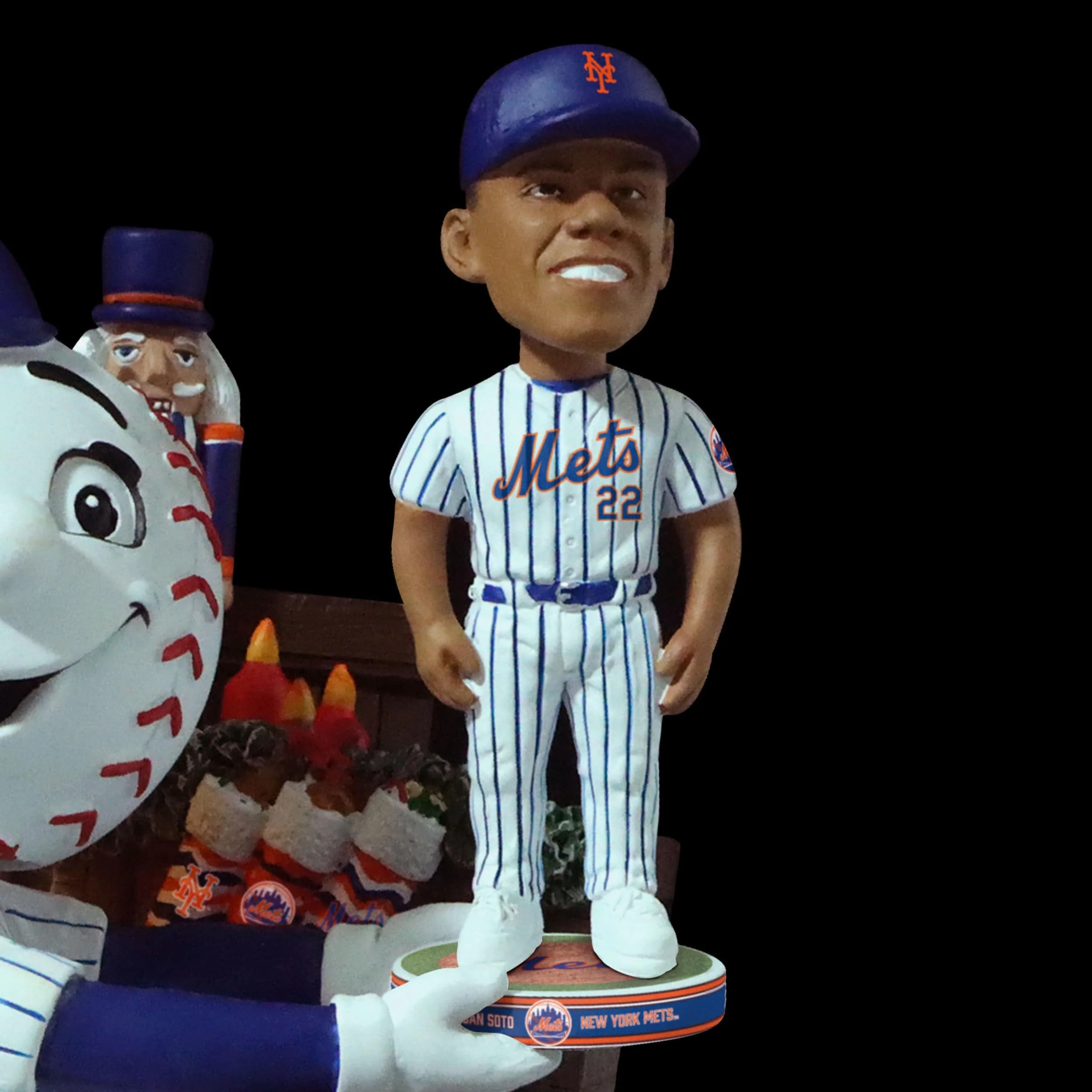Mr Met & Juan Soto New York Mets Light Up Holiday Bobblehead Scene - Image 4