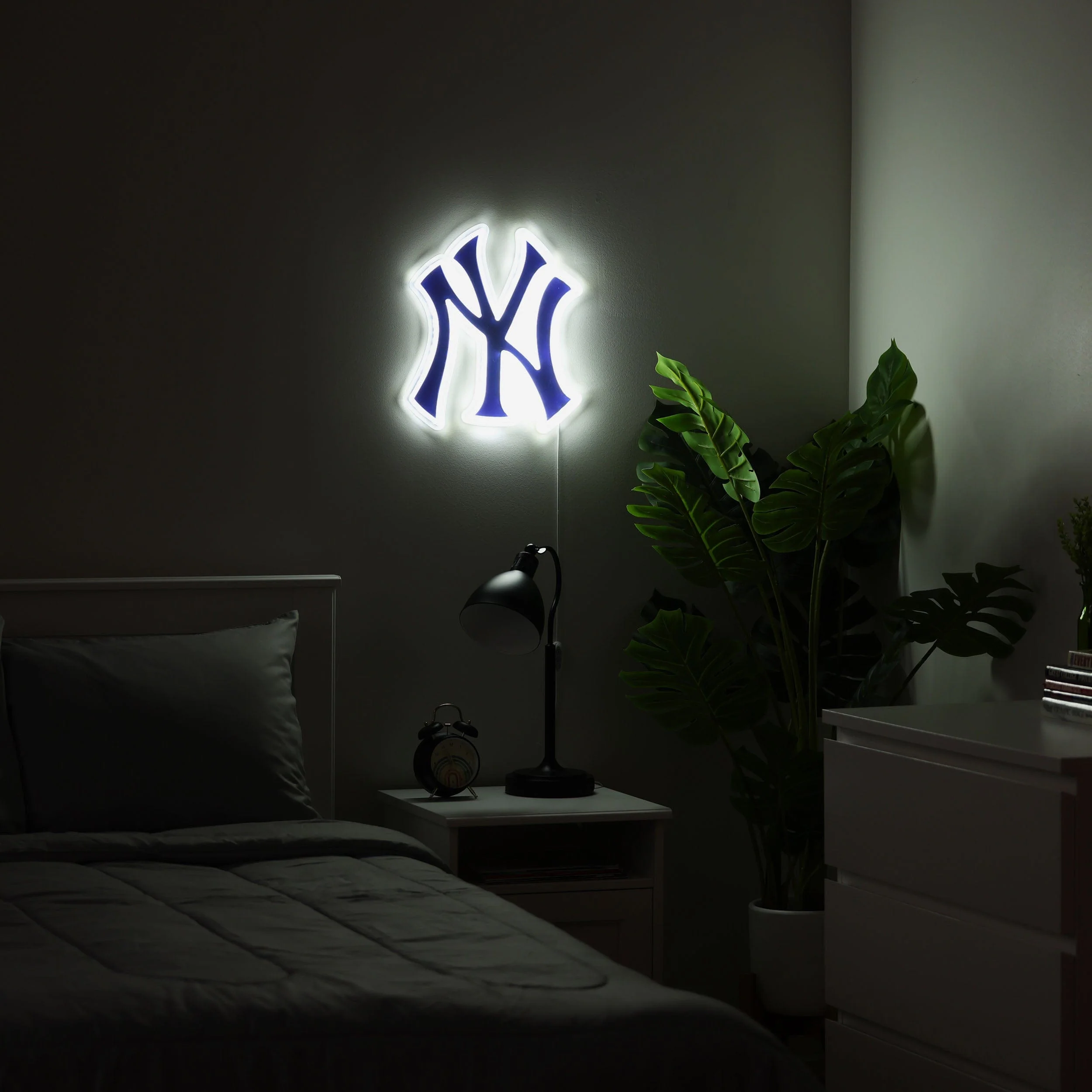 New York Yankees LED Neon Light Up Team Logo Sign - Image 3