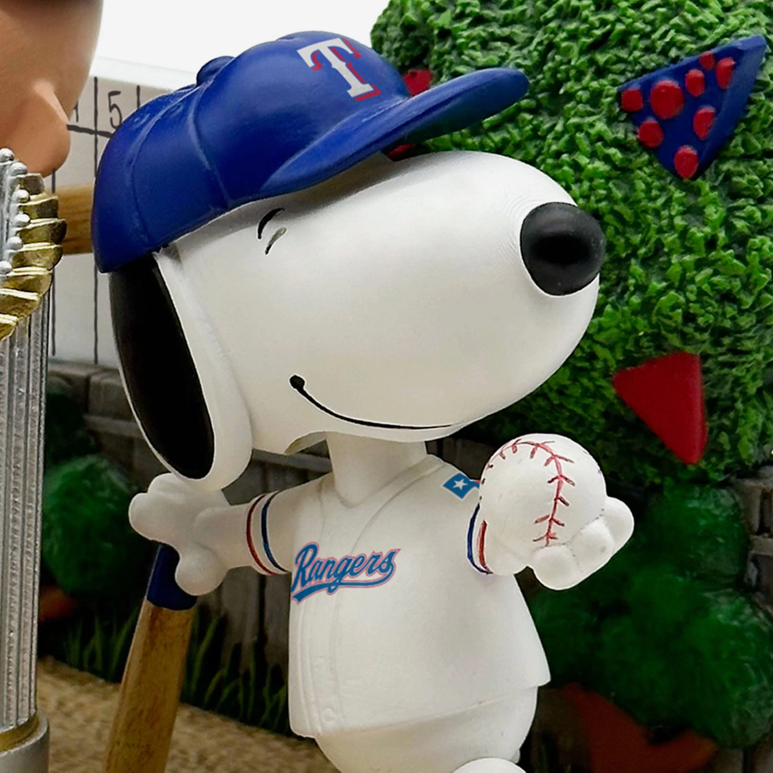 Texas Rangers Charlie Brown & Snoopy Peanuts 2023 World Series Champions Trophy Dual Bobblehead - Image 3